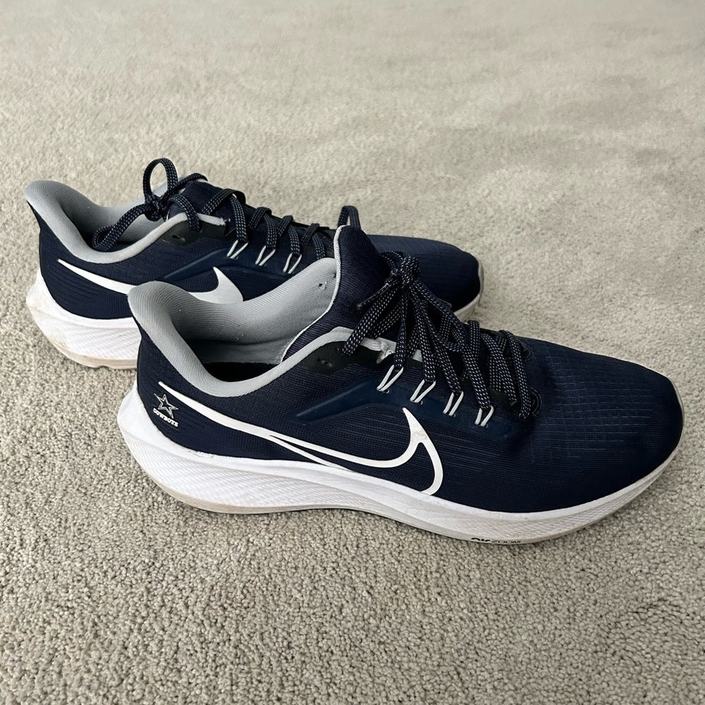 Nike 9.5 Dallas Cowboys tennis shoes-barely worn!